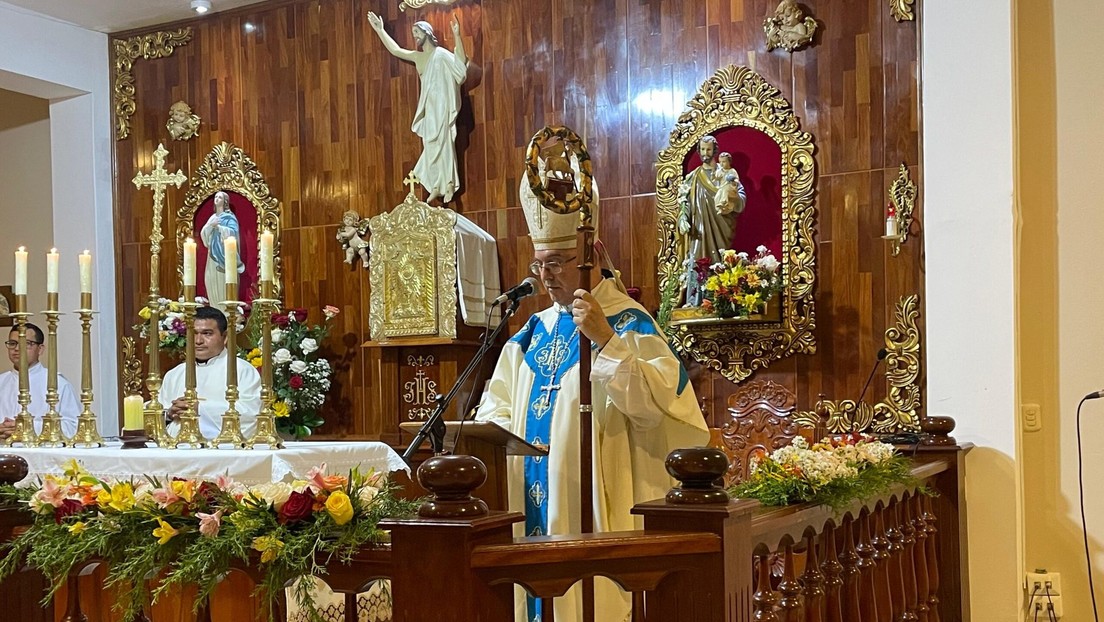 Obispo en Perú reta al Vaticano y dice que bendecir a parejas homosexuales es un "horrendo sacrilegio"