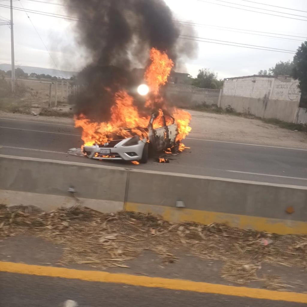 Quema de vehículos y tiroteos tras la detención de miembros de un grupo criminal en México (VIDEOS)