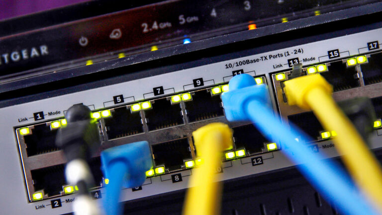 Reportan que millones de estadounidenses pueden quedarse sin Internet antes de las presidenciales