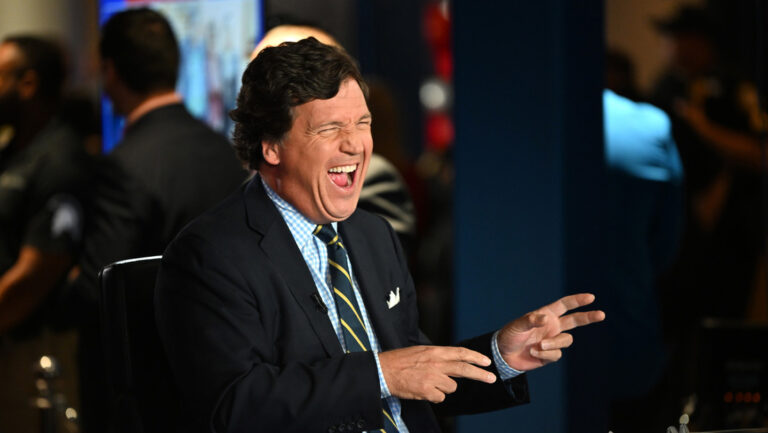 Tucker Carlson se burla de Trudeau y le envía un mensaje telefónico: "Venimos a liberar Canadá"