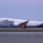 Un avión de Alaska Airlines aterriza de emergencia en EE.UU. tras desprenderse parte del fuselaje