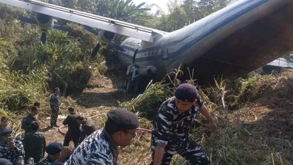 Un avión del Ejército de Myanmar se estrella en un aeropuerto de India (VIDEO)