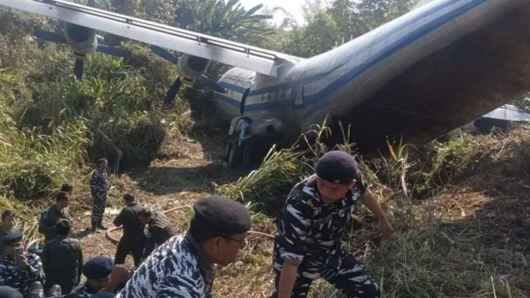 Un avión del Ejército de Myanmar se estrella en un aeropuerto de India (VIDEO)