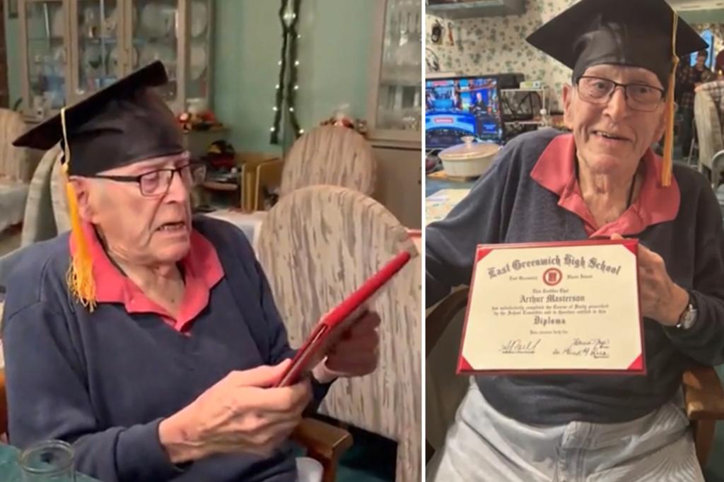 Un veterano de la II Guerra Mundial recibe su diploma de la secundaria a los 96 años