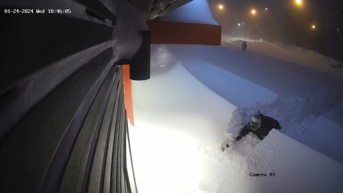 VIDEO: Atraviesa altos cúmulos de nieve para comer pizza, pero encuentra la puerta cerrada