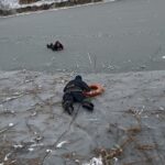VIDEO: Dramático rescate a dos niñas en un lago congelado