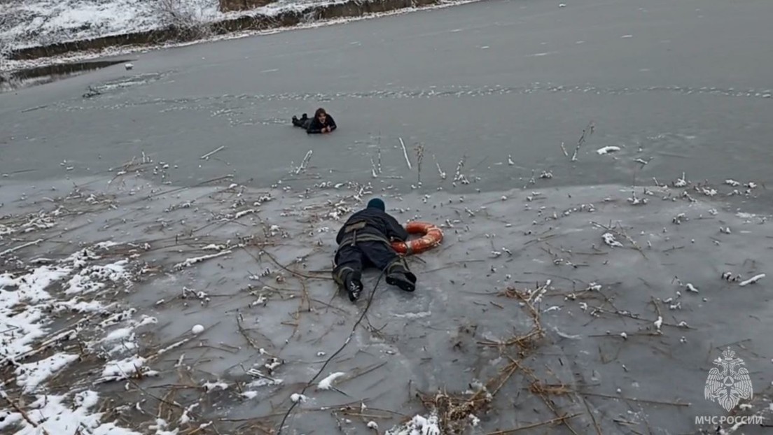 VIDEO: Dramático rescate a dos niñas en un lago congelado