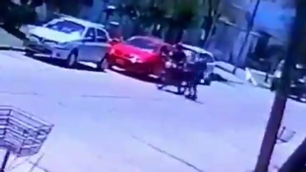 VIDEO: Ladrón con una pierna ortopédica pierde la prótesis en pleno robo y termina linchado
