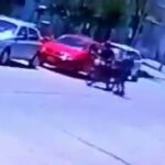 VIDEO: Ladrón con una pierna ortopédica pierde la prótesis en pleno robo y termina linchado