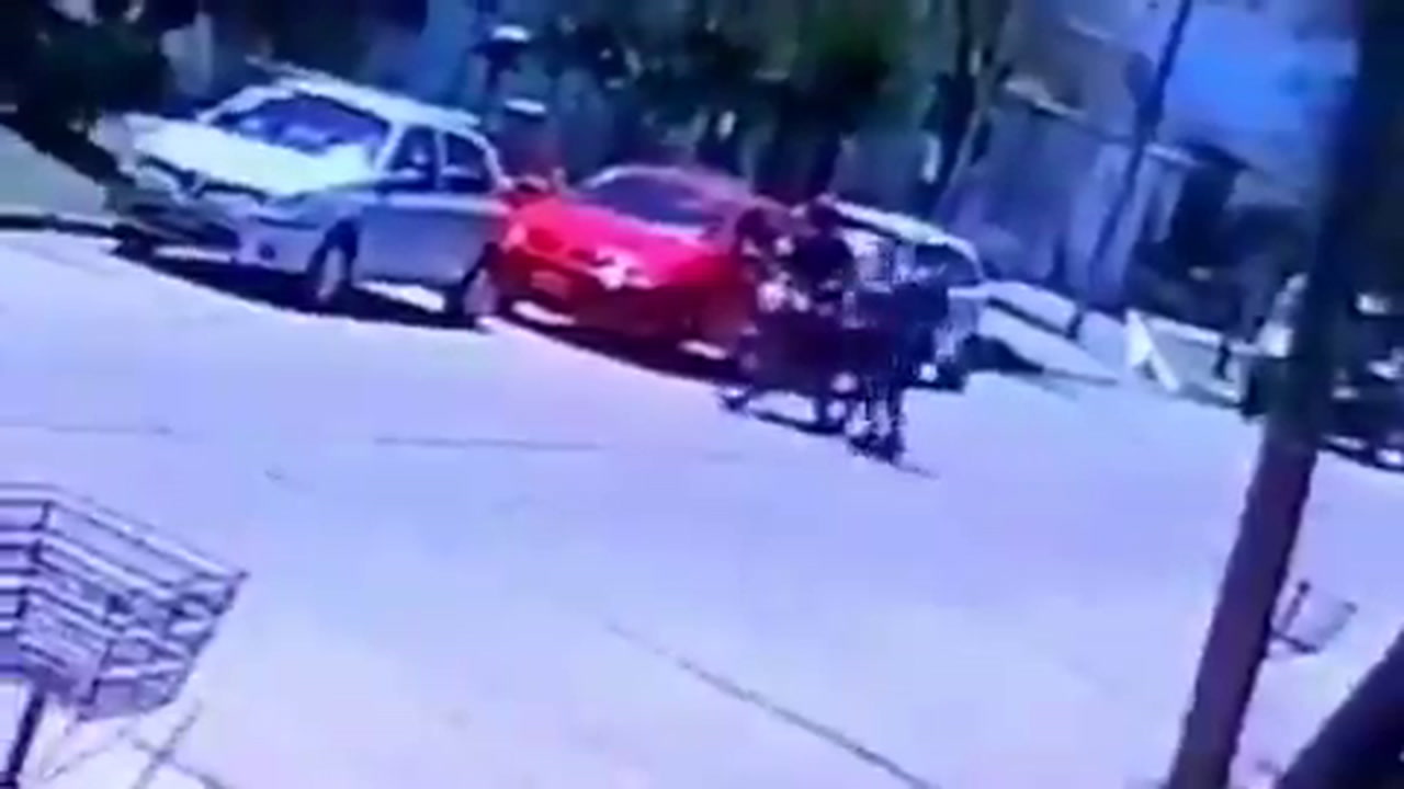 VIDEO: Ladrón con una pierna ortopédica pierde la prótesis en pleno robo y termina linchado