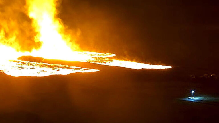 VIDEO: Un volcán entra en erupción en Islandia tras cientos de sismos