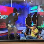 VIDEOS: Encapuchados toman las instalaciones de un canal de televisión de Ecuador en plena transmisión