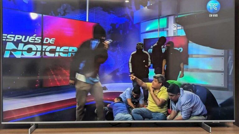 VIDEOS: Encapuchados toman las instalaciones de un canal de televisión de Ecuador en plena transmisión
