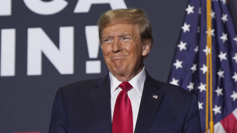 Bloomberg: Trump contempla una paz apresurada en Ucrania si es elegido presidente