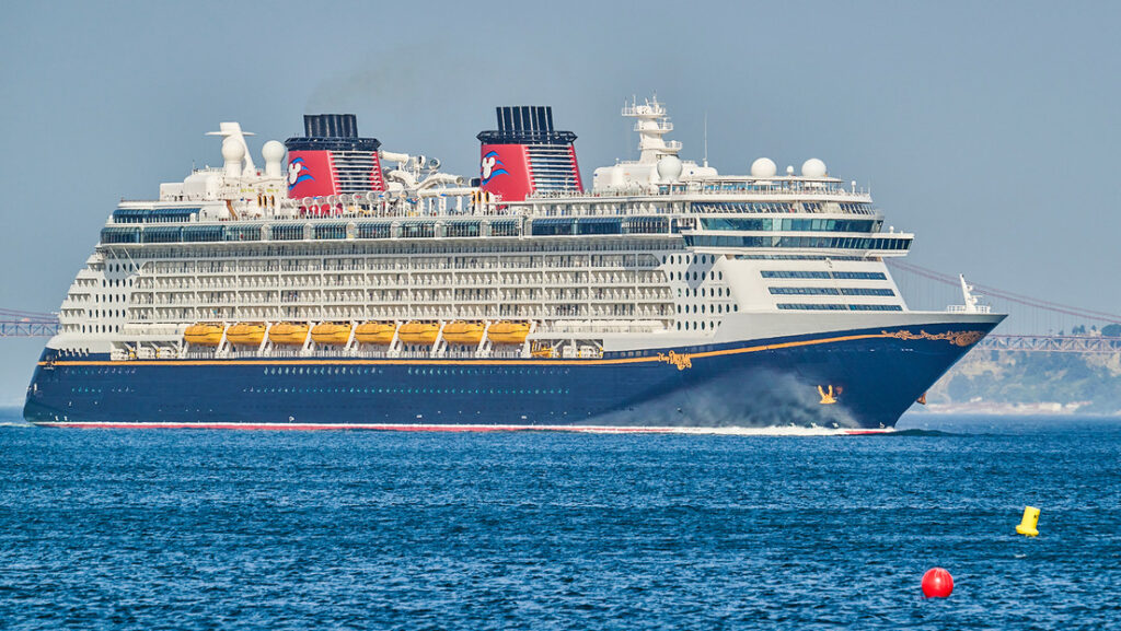 Detienen a un empleado de la línea de cruceros de Disney por cargos de pornografía infantil