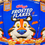 Director ejecutivo de Kellogg's sugiere a las familias pobres que cenen cereales
