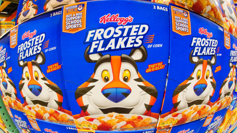 Director ejecutivo de Kellogg's sugiere a las familias pobres que cenen cereales