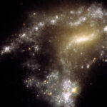 El Hubble detecta cientos de collares de perlas estelares en distantes galaxias en colisión