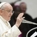 Papa Francisco: "Se escandalizan si bendigo a un homosexual, pero no si bendigo a un empresario explotador"