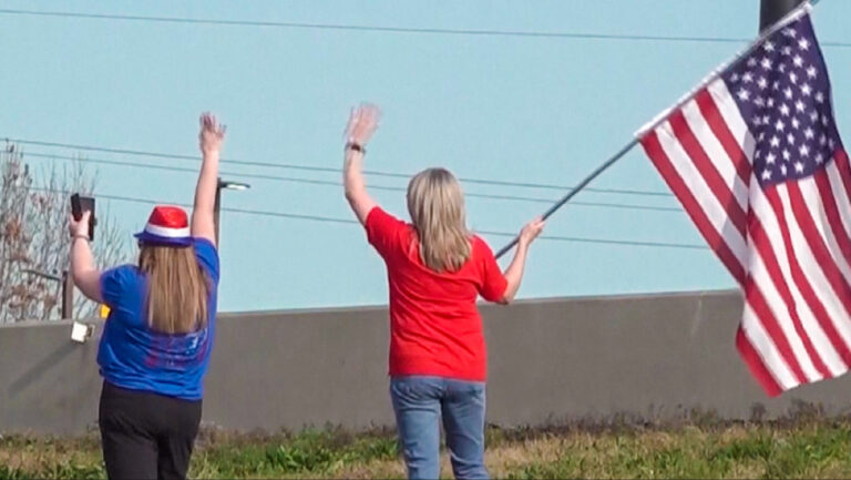 Una caravana de vehículos se dirige a Texas para protestar contra la crisis fronteriza en EE.UU.