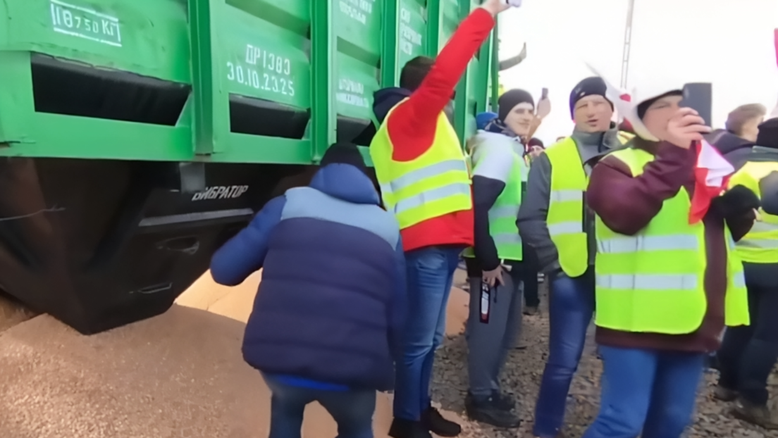 VIDEO: Agricultores polacos echan dos vagones de maíz ucraniano a las vías del tren