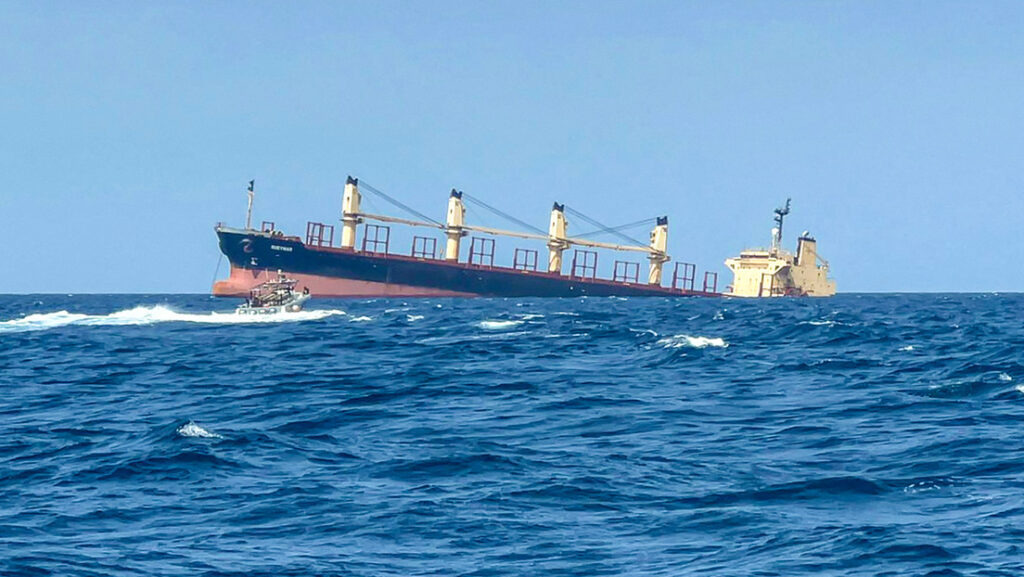 Carguero británico atacado por los hutíes en el mar Rojo es el primero en hundirse por completo