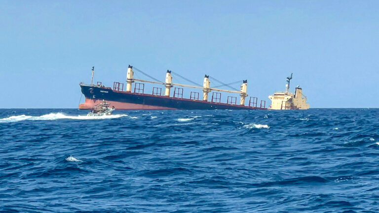 Carguero británico atacado por los hutíes en el mar Rojo es el primero en hundirse por completo