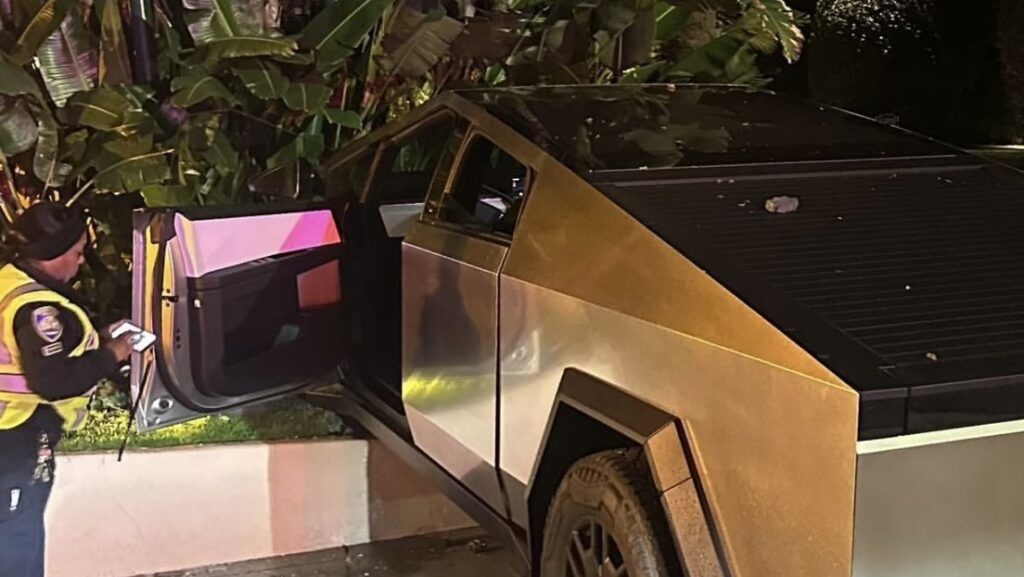 FOTO: Cybertruck se estrella frente a uno de los hoteles más famosos del mundo