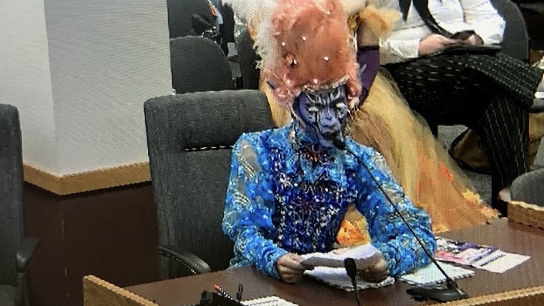 'Drag queen' habla en la Cámara de Misuri en contra de una ley que 'protege' a los niños