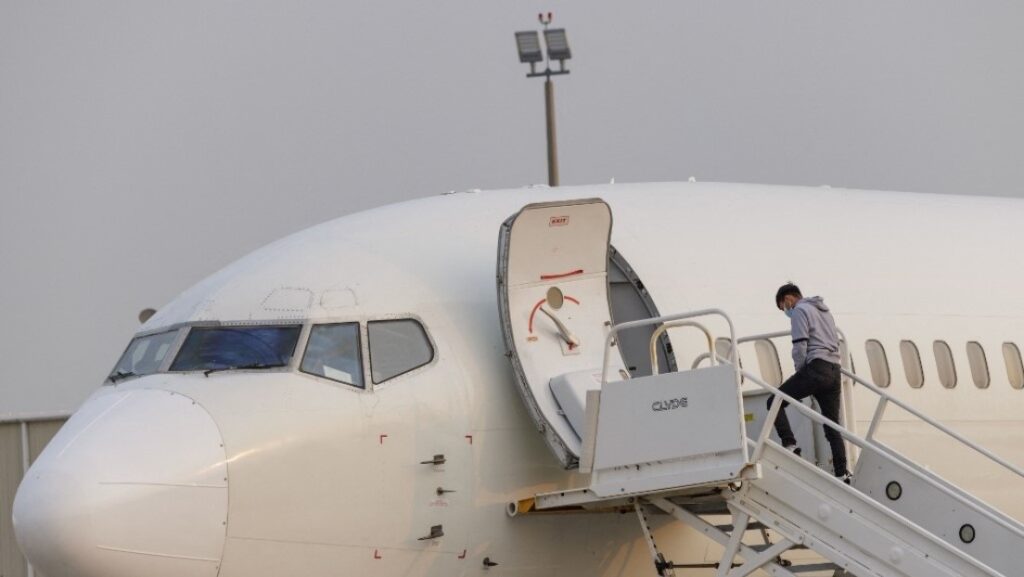 EE.UU. transportó en secreto a unos 320.000 migrantes por vía aérea