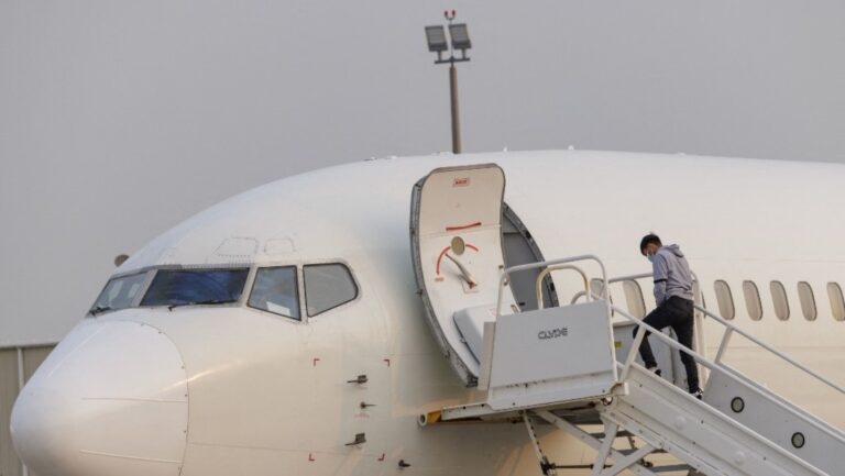 EE.UU. transportó en secreto a unos 320.000 migrantes por vía aérea