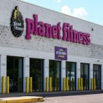 Gimnasio cancela la membresía a una mujer que se quejó por la presencia de un hombre en su vestuario