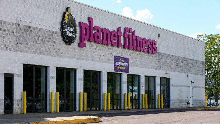 Gimnasio cancela la membresía a una mujer que se quejó por la presencia de un hombre en su vestuario