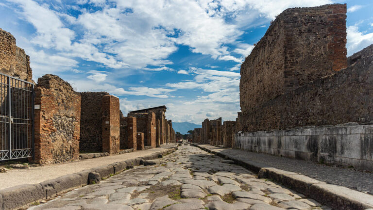 Hallan en Pompeya un "hermoso" fresco con personajes mitológicos griegos