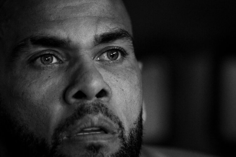 Hermano de Dani Alves rompe el silencio y aborda el rumor sobre la muerte del exfutbolista en prisión