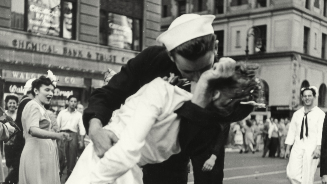 Intentan prohibir en EE.UU. la fotografía del beso más famoso de la historia