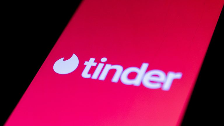 Justicia francesa condena a 18 años de prisión al 'violador de Tinder'