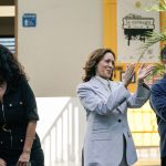 Kamala Harris aplaude sin entender una canción contra su visita a Puerto Rico (VIDEO)