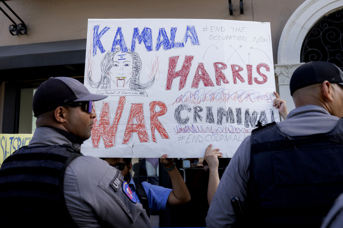 Kamala Harris aplaude sin entender una canción contra su visita a Puerto Rico (VIDEO)