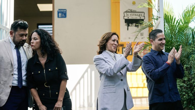 Kamala Harris aplaude sin entender una canción contra su visita a Puerto Rico (VIDEO)