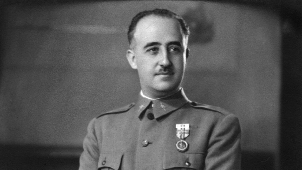 "Salvó a la Iglesia": Curas que rezaron para que el papa vaya "al cielo cuanto antes" elogian a Franco