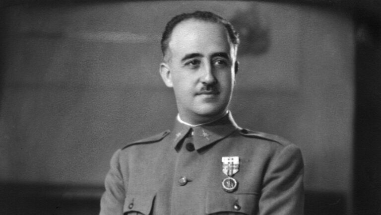 "Salvó a la Iglesia": Curas que rezaron para que el papa vaya "al cielo cuanto antes" elogian a Franco