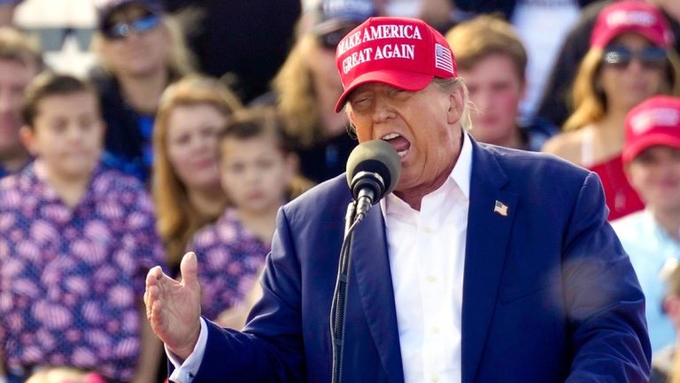 Trump: Zelenski es "mucho mejor vendedor que yo"