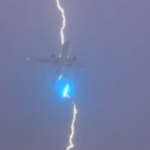 VIDEO: Un rayo alcanza un avión de pasajeros en el aire