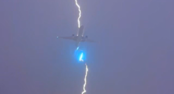 VIDEO: Un rayo alcanza un avión de pasajeros en el aire