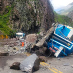 VIDEOS: Deslizamiento de grandes rocas aplasta dos camiones en Perú