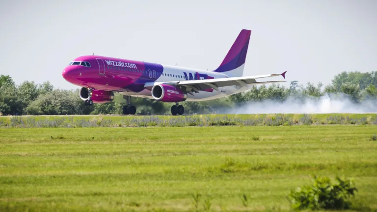 Anuncian proyecto para convertir aguas residuales en combustible para aviones