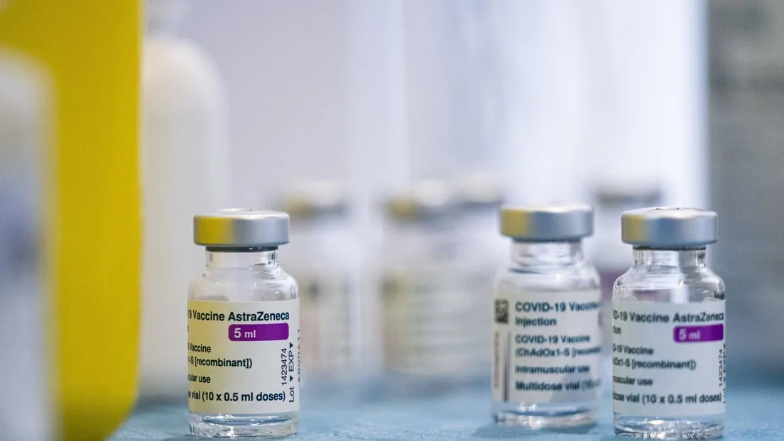 AstraZeneca admite que su vacuna contra el covid puede causar un efecto secundario raro y potencialmente letal