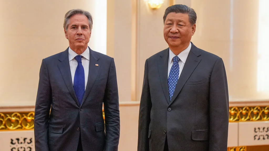 Blinken lanza advertencias a Pekin durante su visita a China