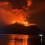 Cientos de evacuados tras varias erupciones de un volcán en Indonesia